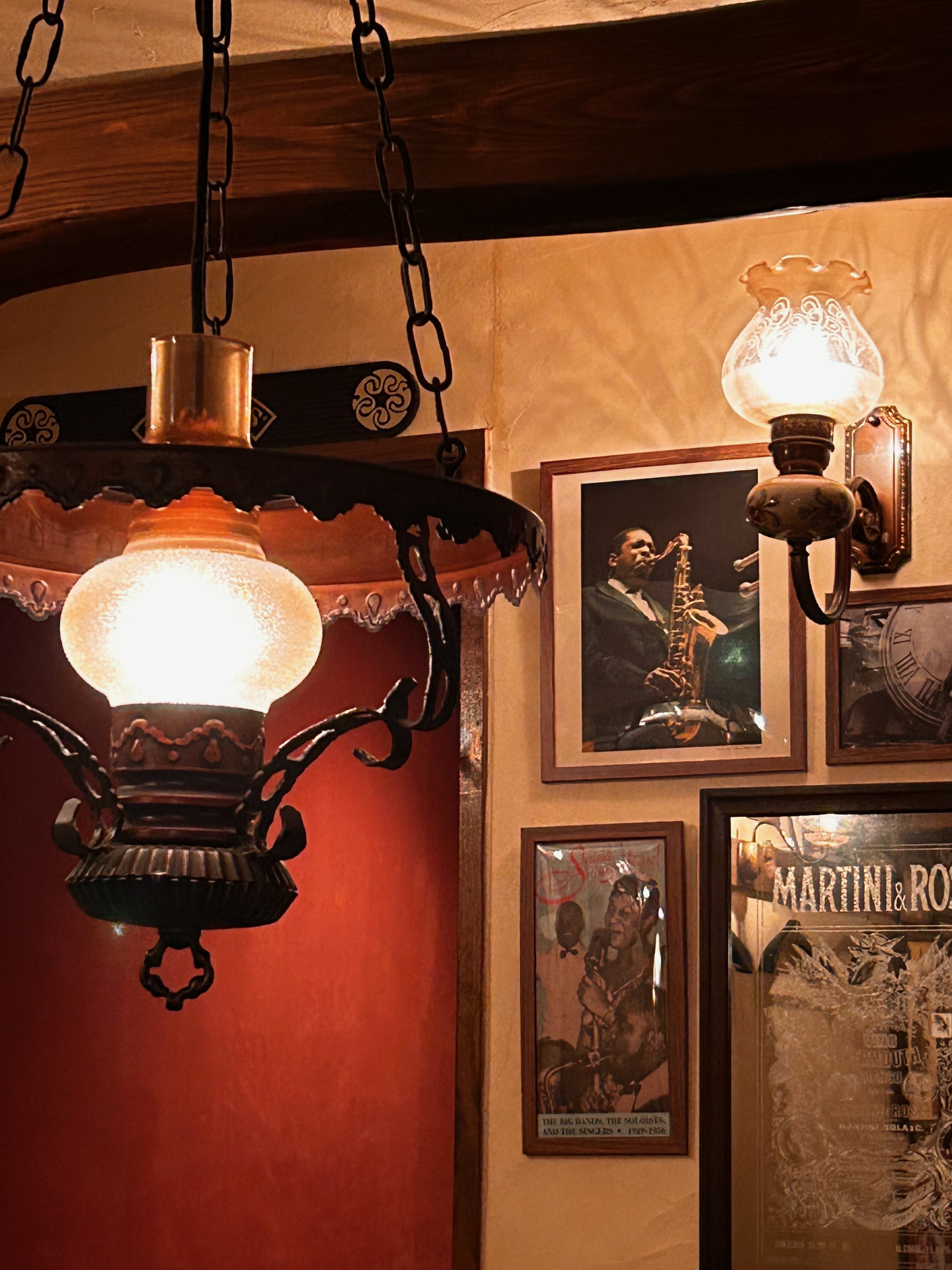 店内のランプと壁の写真